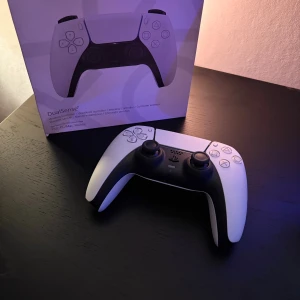 PS5 Kontroll - KVITTO FINNS!! PS5 kontroll som är använd i ca 1 månad🙌 10/10 skick skulle jag säga🙌 Inga defekter samt inga elektroniska defekter🙌 Priset är ej hugget i sten! Hör av er🙌🙌