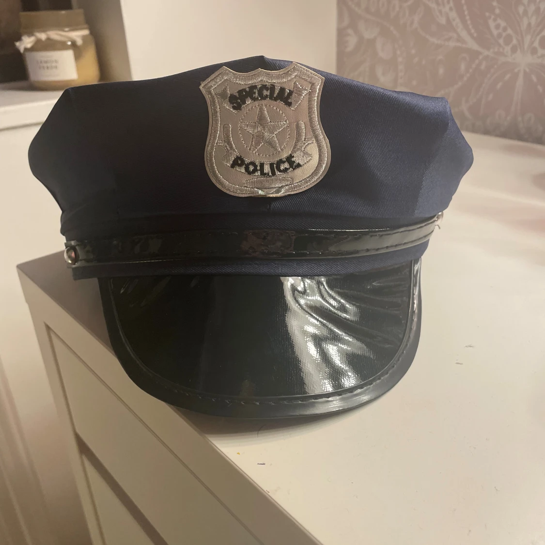 Mörkblå polis-keps med badge - 1