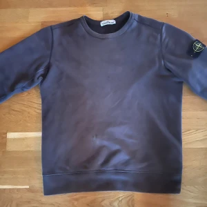 Stone Island crewneck - En riktigt snygg brun stone Island crewneck tröja som inte har några hål eller skador. Såklart är tröjan äkta vilket man kan kolla genom clg koden på certilogo. Väldigt skön och är av mycket bra kvalitet. Vid frågor eller intresse är det bara att skriva.                                     Nypris: 3200kr