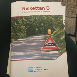 Riskettan B, Vägmärken & vägmarkeringar, Första körhäftet 1 - Perfekt startpaket för dig som vill ta körkort! Här får du allt om riskutbildning, vägmärken och grundläggande körövningar. Lättlästa och moderna häften som hjälper dig att lyckas med både teori och praktik.