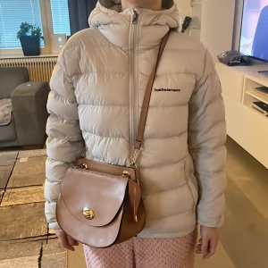 Peak Performance jacka💕 - Superfin jacka nu till detta kalla väder. Använd men i fint skick utan defekter. Str M men passar även fint på xs/s se bilderna tjejen är xs/s💕 Använd gärna köp nu