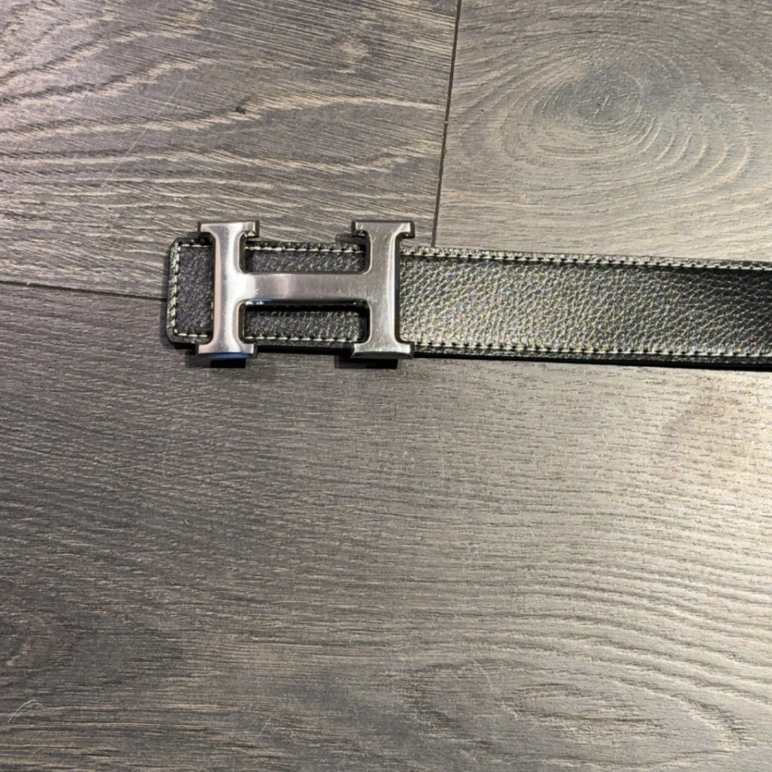 Svart skärp med H-spänne - 1