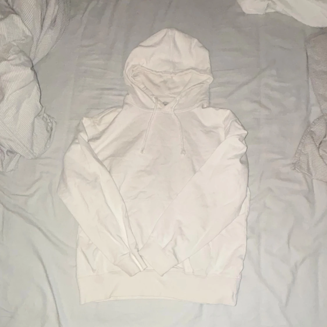 Vit hoodie med huva och snörning