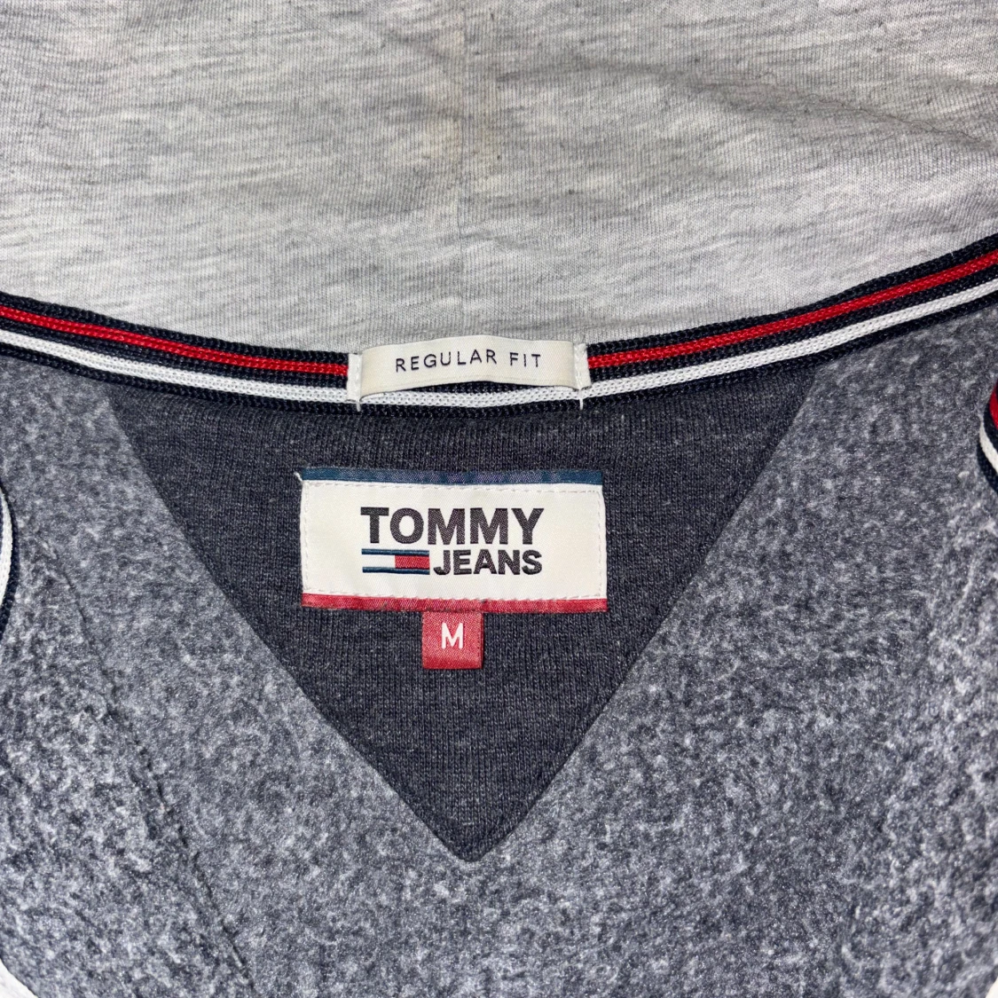Mörkblågrå hoodie från Tommy Jeans - 2