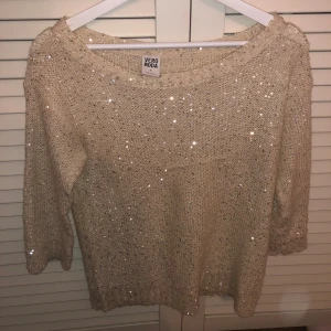 Glittrig beige stickad tröja Vero Moda - Jag fraktad den inom tre dagar efter den blivit köpt. Beige stickad tröja från Vero Moda med glittriga paljettdetaljer över hela ytan. Tröjan har rundad hals och trekvartsärmar. Mjuk och skön stickad känsla, passar till många olika stilar. Tveka inte på att kontakta mig vid frågor.