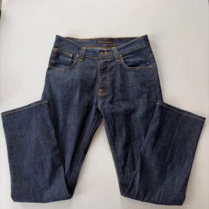 Nudie Jeans Average Joe - Ett par mörkblåa Nudie Jeans i modellen Average Joe. Jeansen är i storlek 32x34 (passar mer som 32x32) och är i mycket fint skick. Nypris ~ 1600kr.
