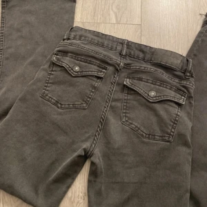 jeans - har två små fläckar som knappt syns och säkert går att få bort (sista bilden)❣️