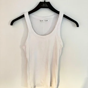 Ribbat linne från Pull & bear  - Ribbat linne från Pull&Bear, egentligen helt oanvänt pga var för litet för mig. Tight passform och väldigt snyggt! 