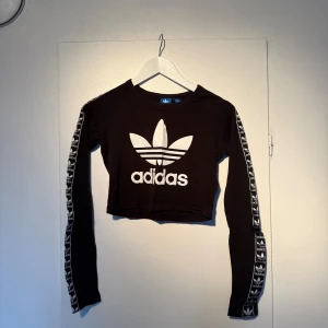 Tröja adidas - Långärmad croptop från Adidas. Storlek S