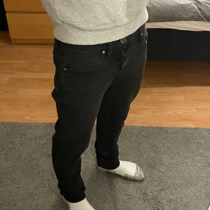 TOS jeans pistolero - Tiger of Sweden pistolero jeans skick 9/10 storlek w28 l32. Mått längd 102cm, innelår 77cm, midja 39cm. Pris kan diskuteras medels mig vid frågor eller funderingar.