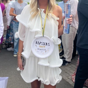 Studentklänning - Säljer denna vackra studentklänning! Jättefint skick, Använd en gång på studenten! Storlek 34 men passar även 36. Lojsan wallins kollektion X Nakd som ej säljs längre.🥰