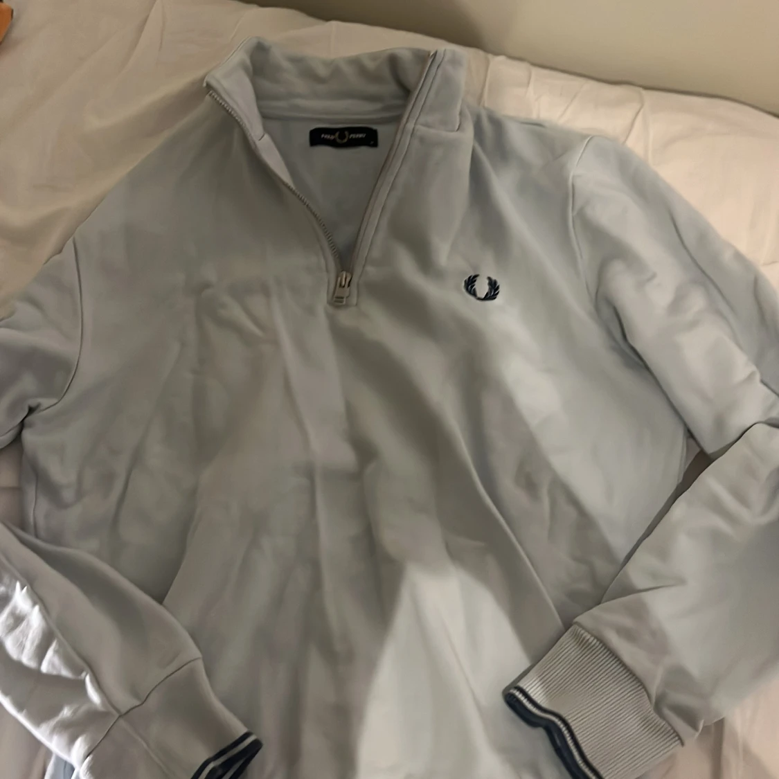 Ljusgrå half zip tröja Fred Perry
