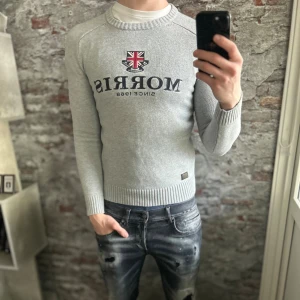 Stickad Morris Tröja - Mycket fint skick, inga defekter. Storlek XS passar dig som är mellan 167-177cm ungefär. Nypris ca 1500kr. Modellen är 185 cm, 79 kg. Passar bra nu till vintern. Skriv för mer information!🤝