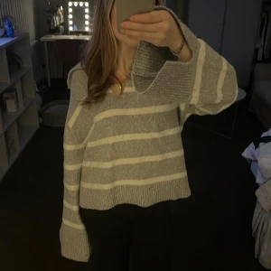 Stickad tröja Gina Tricot - Knitted Collar Sweater från Gina Tricot😍 Jättefin tröja som är använd cirka 3 gånger. Ny skick, inte nopprig alls, inga defekter✨ Säljs inte längre men befintliga färger är slutsålda på hemsidan. Bara att skriva vid funderingar! Nypris 400. 