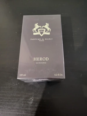 Parfums de Marly Herod 125ml - Herod Eau de Parfum från Parfums de Marly, 125 ml. Lyxig doft tillverkad i Frankrike, perfekt för dig som vill sticka ut med något exklusivt. Levereras i originalförpackning. 