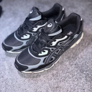 Asics skor - Hej säljer nu mina Asics. Riktigt fetta och bekväma. Aldrig använda. Storlek 44. 