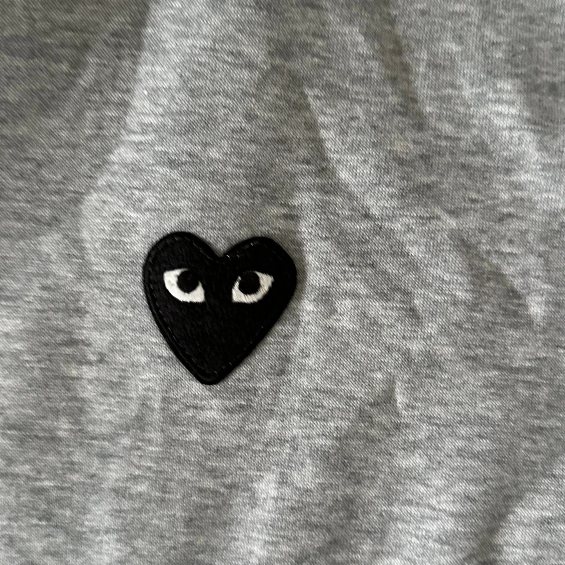 Grå hoodie från Comme des Garçons Play - 1