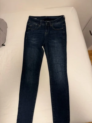G-star Raw Lynn mid skinny jeans 27/32 - Säljer ett par G-star jeans som är i mycket bra skick. Dem är knappt använda och har använts fåtal gånger. Skriv om du har någon fråga.