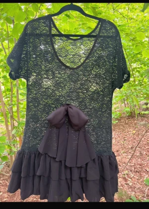 Ester Elenora Klänning - Ny med lapp! Storlek onezize men passar bäst S-M Rosetten är baktill  Färg Svart