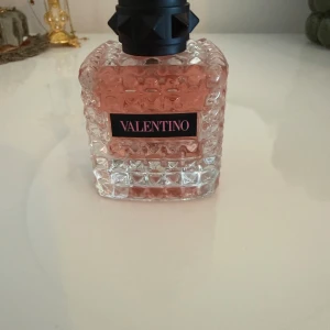 Valentino Eau de Parfum 30ml - Snygg parfym från Valentino born in Roma, 30 ml Eau de Parfum. Perfekt storlek för att ta med i väskan och ge din stil en extra touch.