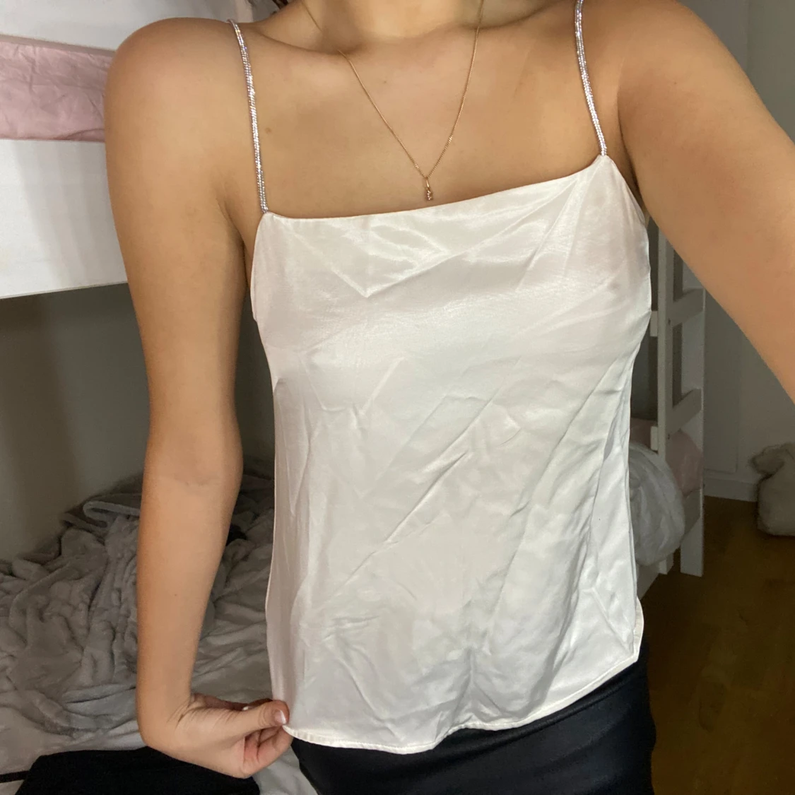 Vit satin linnetopp med smala axelband