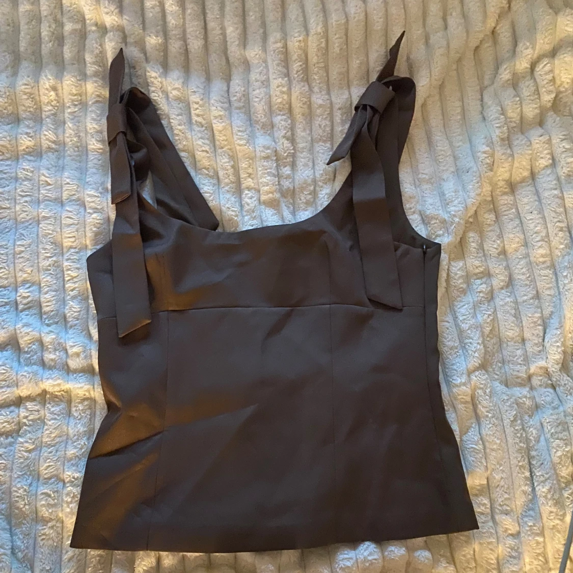 Brun linnetopp med knytband