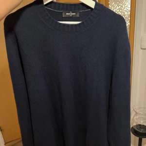  Gran Sasso 100%  Kashmir tröja navy - Snygg marinblå tröja från Gran Sasso i mjuk kashmir. Rund hals med ribbad kant och långa ärmar. Perfekt för dig som gillar stilrena och klassiska plagg med lyxig känsla. Tillverkad i Italien och passar dig som vill ha något extra. Nypris 5000, helt ny utan tags skick. Väldigt tjock Kashmir. Skulle själv ranka kashmiren som en av de bättre i jämförelse med Piacenza plagg, fioroni, fedeli osv. Storleken är 56(XL) . Men passar mig som har L jättebra. 