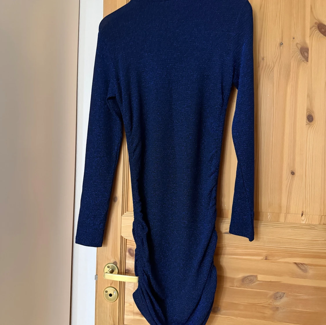 Mörkblå glittrig långärmad klänning - 1