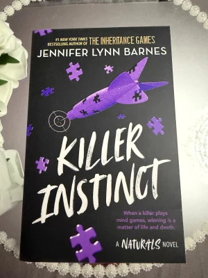 Killer Instinct - En spännande och smart thriller för unga vuxna! 'Killer Instinct' är en del av Naturals-serien och bjuder på nervkittlande mind games, mysterier och farliga utmaningar. Perfekt för dig som gillar intensiva berättelser och att lösa gåtor.