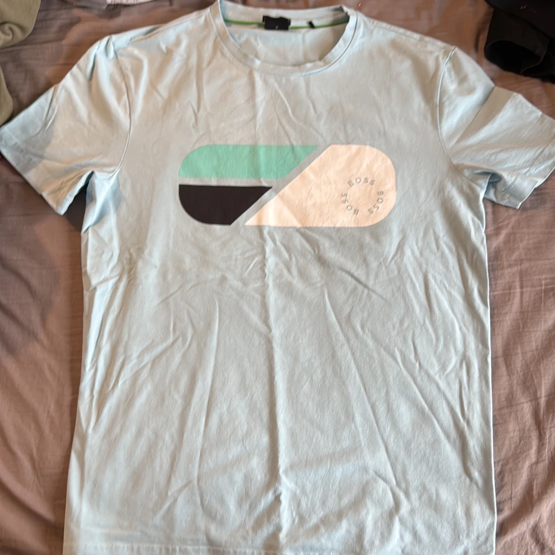 Ljusblå t-shirt från BOSS med tryck - 1