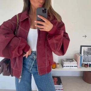 The Room oversized contrast stirch jacket Red - Jag säljer den här fina höstjackan då den inte längre kommer till användning. Jackan är inprincip oanvänd och helt utan defekter💕 Den kostar från början 2240kr (bilderna är inte mina egna)