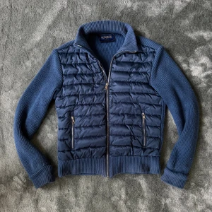 Vonroe cardigan jacket - Marinblå cardigan jacka från Vonroe med stickade ärmar och rygg. Fet cardigan i toppskick modern, sportig och superbekväm. Slutsåld just nu