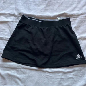 Tennis kjol från Adidas - Adidas tennis kjol i mycket bra skick. Aldrig använd❤️