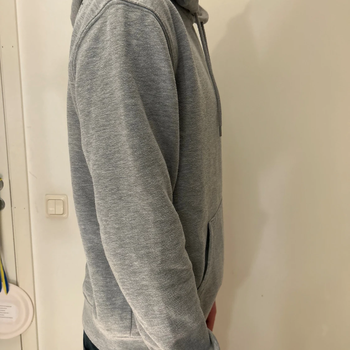 Grå hoodie med magficka och huva - 1