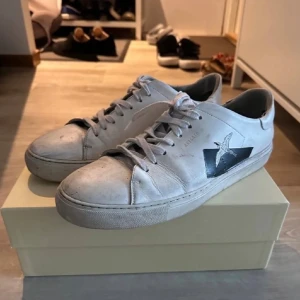 Vit Axel Arigato - Säljer vita axel arigatos som är i mellan skick. Dom är lite skitiga men de går och lösa sen är dom lite creasade och där av så kan man diskutera priset.              ( ny pris 2550kr )