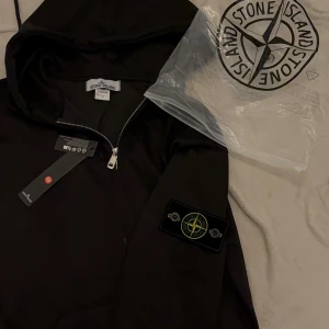 Stone Island zip-up hoodie - Svart zip-up hoodie från Stone Island i storlek L/M Kommer med tags som på bilderna. Helt ny & oanvänd.  ✅ Oanvänd ✅ Fraktas samma dag  Kan alltid diskuteras vid snabb affär 💯