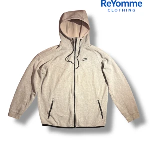 Nike tech hoodie - Säljer skön Nike tech hoodie                                         Axelbredd 57 cm  Längd 64 cm                                    Grym kvalité men priset kan diskuteras!                     Snabb leverans 