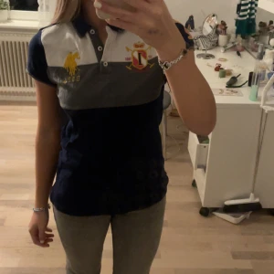 Flerfärgad pikétröja från Ralph Lauren - Jag säljer denna för att jag fick den av min mamma för ett tag sedan men har inte använt den många gånger alls. Den är i storlek M men den känns mer som XS/S. pris kan diskuteras.