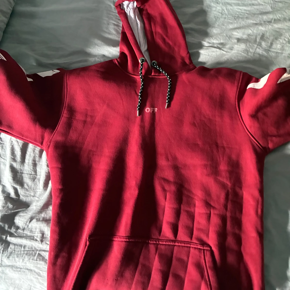 Röd Off-White hoodie med tryck - 1