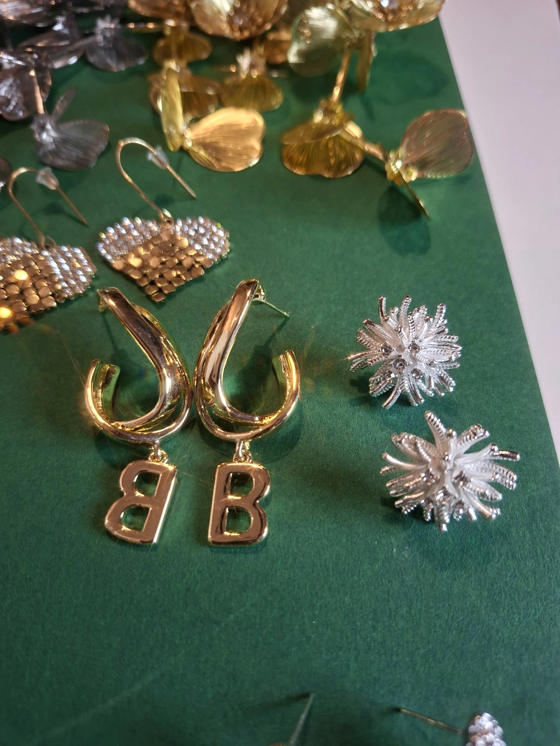 Mix av statement örhängen i guld & silver - 2