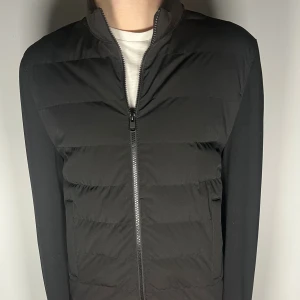 Cardigan  - Säljer en riktigt snygg och trendig cardigan i fint skick, storlek M, vid frågor är det bara att skriva //Gramenti