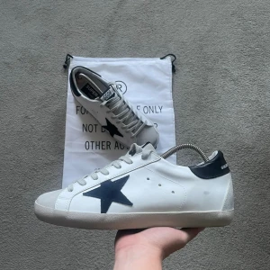 Golden Goose Superstar  - Ett par riktigt feta golden goose superstars i storlek 42 i helt nytt skick🌟allt OG följer med skorna vid köp! Tveka inte på att höra av dig vid funderingar🌟