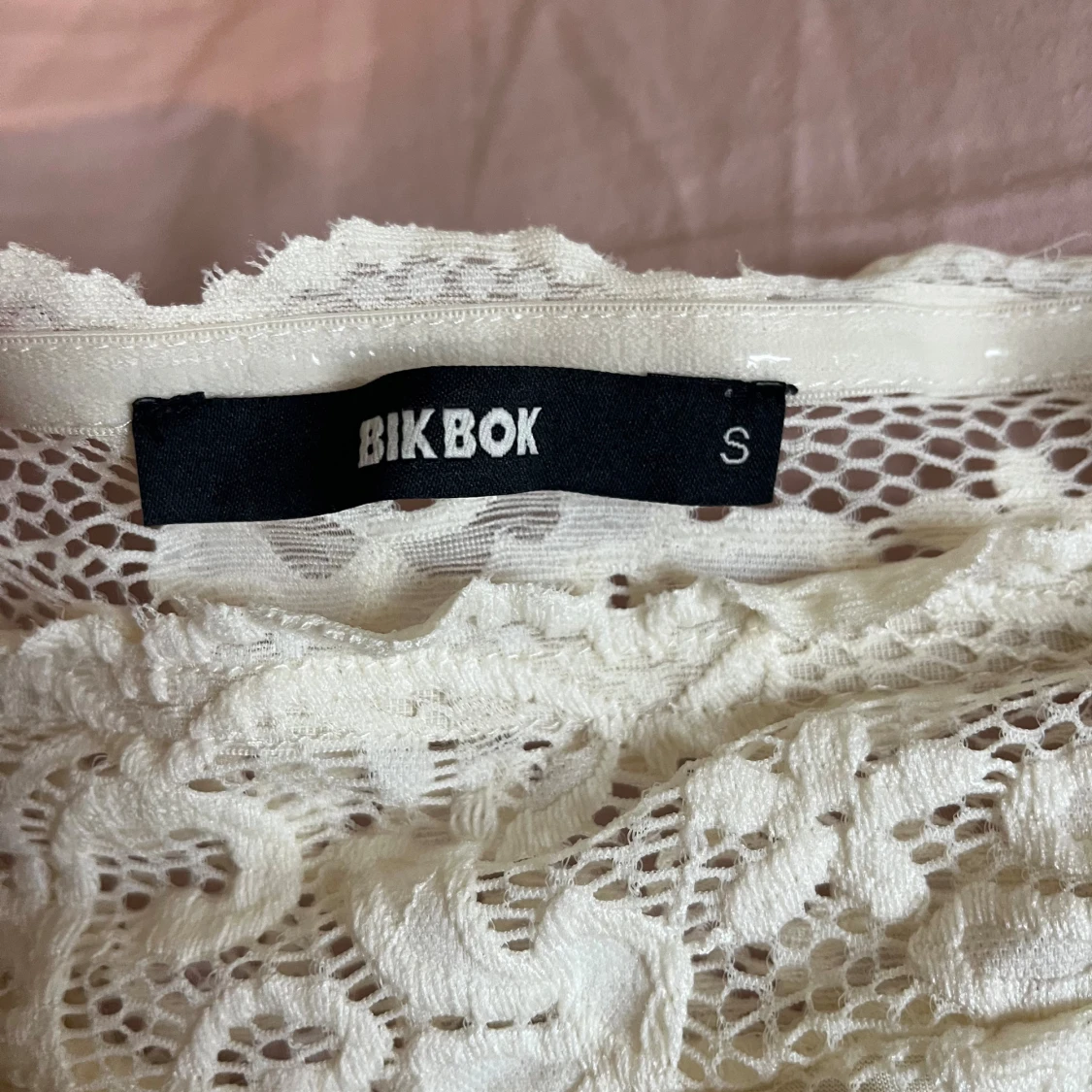 Vit spetsig croppad topp från Bik Bok - 1