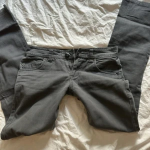 Gråa lågmidjade jeans  - Supersnygga low waist jeans i fint från bench, i strl 27. Exakta måtten är: midjemått rakt över 36, innerbenslängd 76. Kontakta mig vid frågor!❤️
