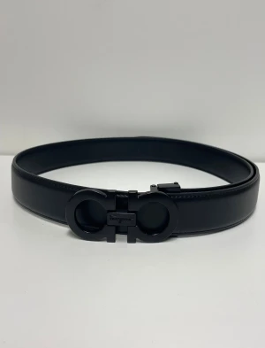 Ferregamo Bälte - Säljer ett helt nytt bälte, aldrig använd. Storlek 110. Skriv gärna vid fler frågor. Postar inom 24h efter betalning. (Alla bilder är tagna av mig)