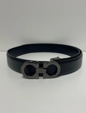 Ferregamo Bälte - Säljer ett helt nytt bälte, aldrig använd. Storlek 110. Skriv gärna vid fler frågor. Postar inom 24h efter betalning. (Alla bilder är tagna av mig)