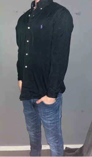 Ralph Lauren skjorta  - Raffe skjorta - Storlek: M - Mycket bra skick - Nypris: 1699kr - Mitt pris: 299kr - hör av dig vid funderingar 💫