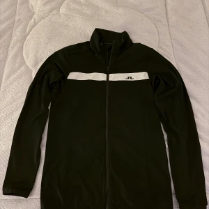 J.Lindeberg Tech tröja S - Tech tröja från J.Lindeberg. Nypris: 1300, Storlek: S. Toppenskick, ej använd.