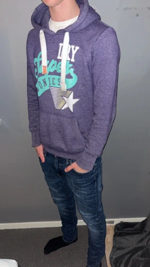 Superdry hoodie  - Superdry hoodie - Storlek L men passar S- Mycket fint skick - Nypris: 949kr - Vårt pris: 299kr - hör av dig vid funderingar 💫