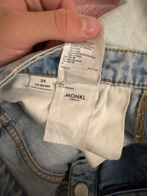 Ljusblå straight jeans från Monki, stl 24 - Säljer ett par ljusblå jeans från Monki i storlek 24. Jeansen har medelhög midja. Väl använda. Passar någon som är ca 160 cm lång. 
